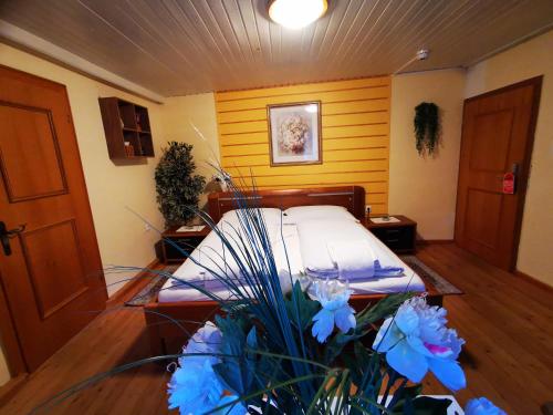 Una habitación con una cama con flores azules. en Gasthof Geronimo, en Weissbach bei Lofer