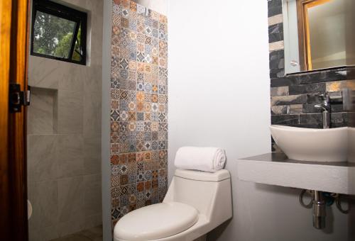 a bathroom with a toilet and a sink at Quinta Mercedes in Guanajuato