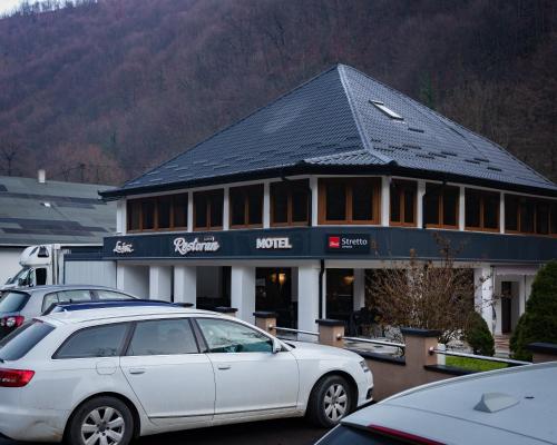澤尼察的住宿－Motel Lašva，停在酒店前的白色汽车