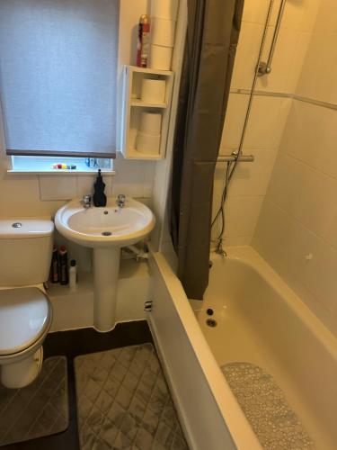 a bathroom with a sink and a toilet and a tub at Manny’s in Madeley