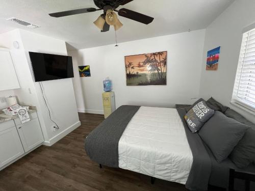 1 dormitorio con 1 cama y ventilador de techo en Cozy private studio w/own yard - 3mi from Beach en Seminole