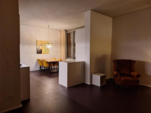 un soggiorno con tavolo e sedia di Stilvolles Loft in Kreuzlingen a Kreuzlingen