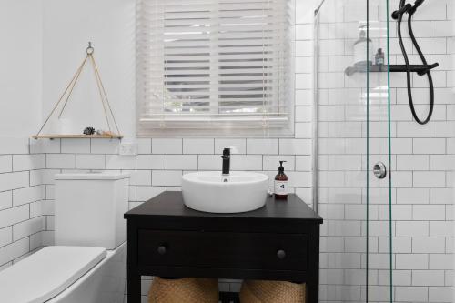Ένα μπάνιο στο The Waterfront House - Pet Friendly - Absolute Waterfront