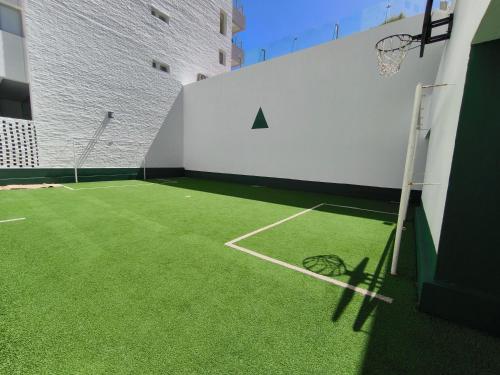 einen Indoor-Basketballplatz mit einem Netz in einem Gebäude in der Unterkunft Apto 3 dormitorios, Punta del Este parada 2 in Punta del Este