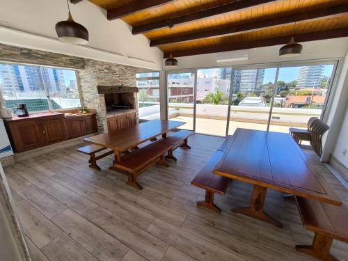 a dining room with a table and a fireplace at Apto 3 dormitorios, Punta del Este parada 2 in Punta del Este