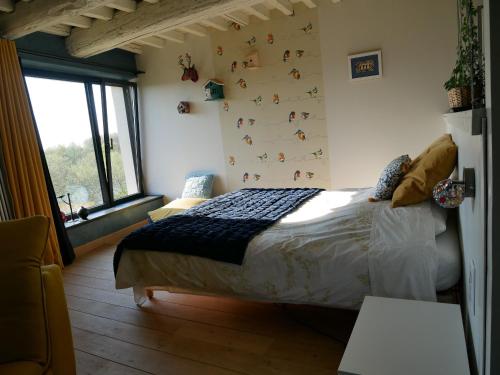 1 dormitorio con cama y pared con animales en Guestroom Millery, 1 pièce, 4 personnes - FR-1-584-192 