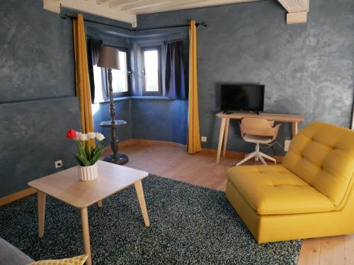 un salon avec une chaise jaune et une table dans l'établissement Guestroom Millery, 1 pièce, 4 personnes - FR-1-584-192, 
