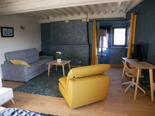 uma sala de estar com um sofá e uma mesa em Guestroom Millery, 1 pièce, 4 personnes - FR-1-584-192 