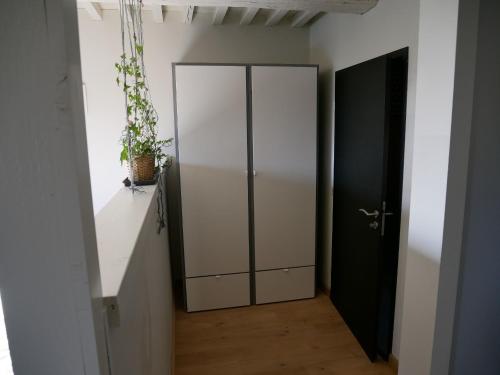 um quarto com um armário de vidro e uma porta preta em Guestroom Millery, 1 pièce, 4 personnes - FR-1-584-192 