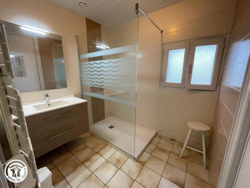 a bathroom with a glass shower and a sink at Gîte charmant à la campagne avec terrasse, proche du Puy du Fou et de la rivière Sèvre - FR-1-426-249 in Sevremont
