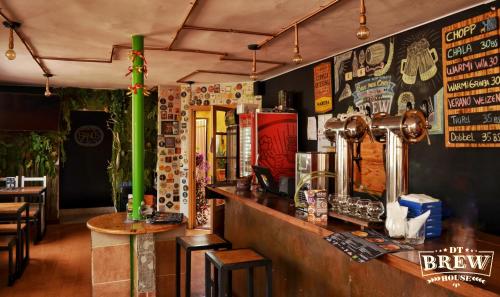 un bar dans un restaurant avec un comptoir et des chaises dans l'établissement Downtown Hotel, à La Paz