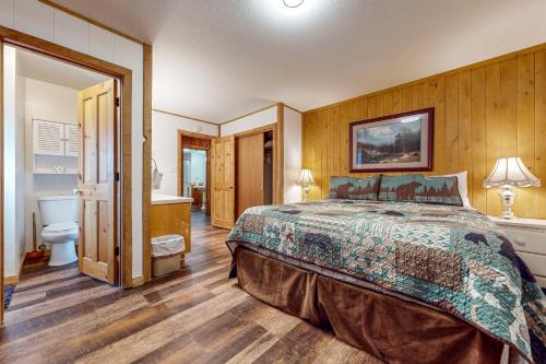 1 Schlafzimmer mit einem großen Bett und einem Badezimmer in der Unterkunft Donner Escape in South Lake Tahoe