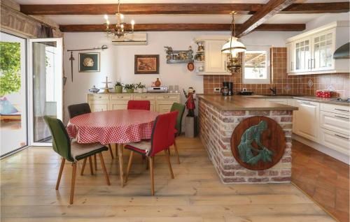 Family friendly house with a parking space Kastel Sucurac, Kastela - 21842