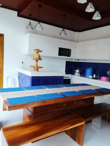 een tafel in een keuken met een blauwe bij Bohol villa in Dauis
