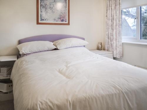1 cama blanca en un dormitorio con ventana en Kempton House en Lincoln