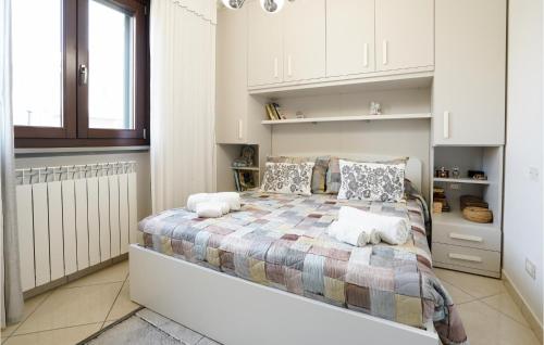 um quarto com uma cama com almofadas e uma janela em Gorgeous Home In Castiglion Fiorentino With Kitchen em Castiglion Fiorentino