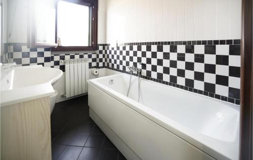 uma casa de banho com uma banheira e um lavatório e uma banheira em Gorgeous Home In Castiglion Fiorentino With Kitchen em Castiglion Fiorentino