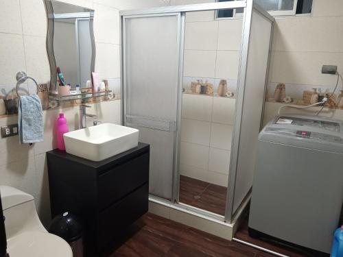 bagno con doccia, lavandino e servizi igienici di Bello y acogedora casa -departamento habitaciones a Lima