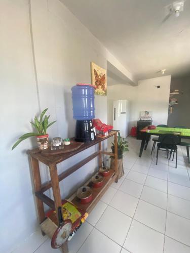 una sala de estar con un barril azul sobre una mesa en apartamento mobiliado perto das praias, en Natal