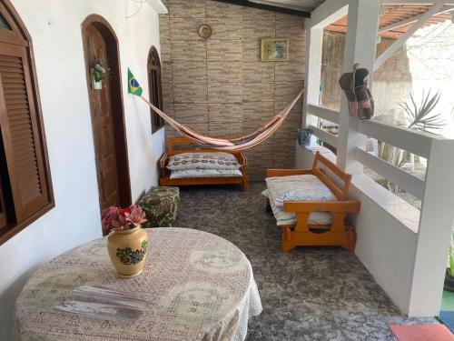 una camera con amaca, tavolo e sedie di Casa Arraial ad Arraial do Cabo