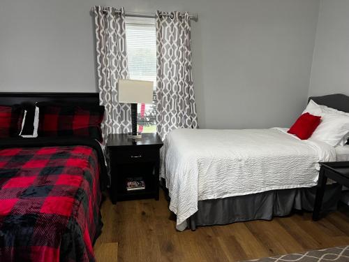 1 dormitorio con 2 camas y ventana en Country Club, en Wadley