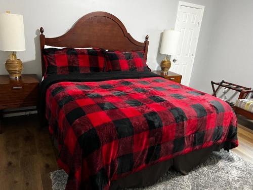 1 cama con manta roja y negra a cuadros en Country Club, en Wadley