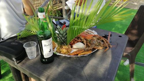 - une table avec une bouteille de vin et un panier de nourriture dans l'établissement hoel joss, à Moñitos