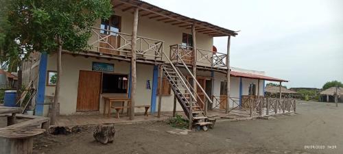 une maison avec un escalier sur son côté dans l'établissement hoel joss, à Moñitos