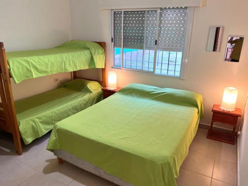 2 łóżka piętrowe w pokoju z oknem w obiekcie Casa San Antonio w mieście San Antonio de Arredondo