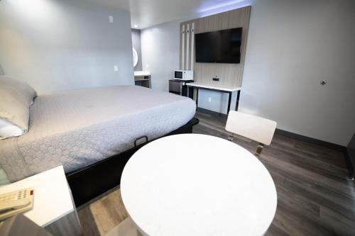Un pat sau paturi într-o cameră la Palms Motel