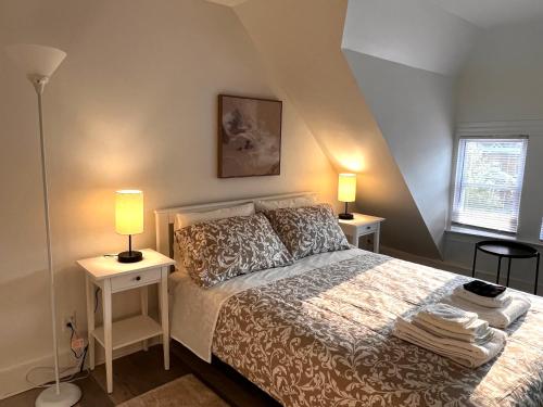 1 dormitorio con 1 cama con 2 mesitas de noche y 2 lámparas en Serenity Adobe close to ALL- 3BR, en New Haven