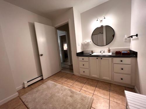 y baño con lavabo y espejo. en Serenity Adobe close to ALL- 3BR, en New Haven