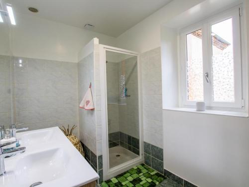 une salle de bain blanche avec un lavabo et une douche dans l'établissement Maison en pierre rénovée avec jardin, proche Sarlat, idéale pour familles, avec équipements bébé inclus - FR-1-616-200, à Aillac