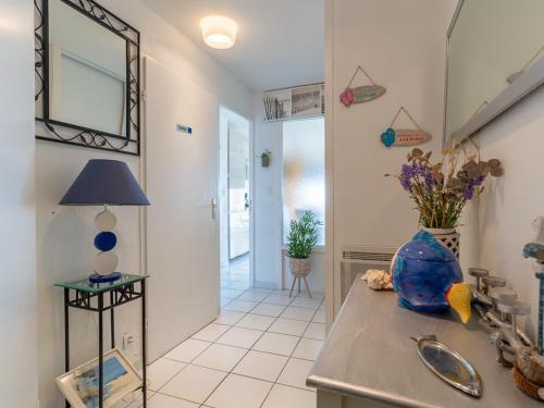 Cette chambre dispose d'un comptoir avec un miroir et d'un couloir. dans l'établissement Mimizan Plage: Appt pour 4 avec Parking et Accès Direct à la Mer - FR-1-50-89, à Mimizan