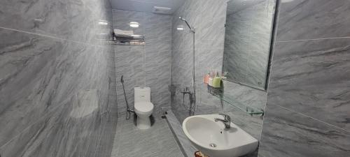 Bilik mandi di Motel Xuân Hòa