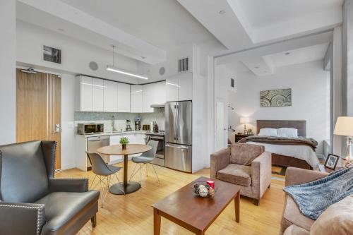 Area tempat duduk di One Lux Stay HWH Downtown Los Angeles