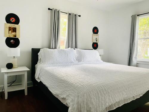 Кровать или кровати в номере Centrally Located Apartment