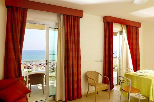 um quarto de hotel com vista para o oceano em Apartment in Roseto Degli Abruzzi em Roseto degli Abruzzi