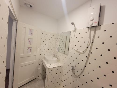 a white bathroom with a sink and a shower at Top View Kohrong in Kaôh Rŭng (3)
