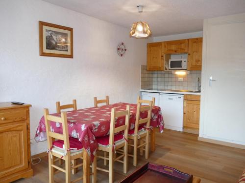 une cuisine avec une table et des chaises dans une pièce dans l'établissement Grand Appartement aux Deux Alpes - 6 Pers, 2 Ch, Balcon - Proche des Pistes - FR-1-546-29, à Les Deux Alpes