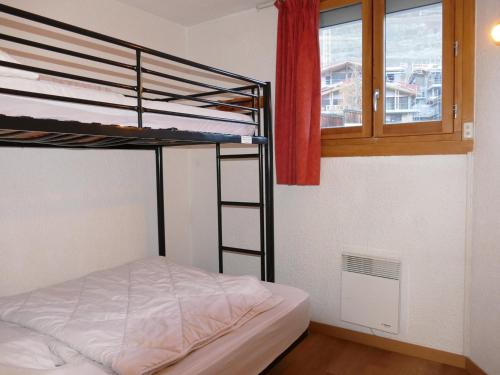une chambre avec deux lits superposés et une fenêtre dans l'établissement Grand Appartement aux Deux Alpes - 6 Pers, 2 Ch, Balcon - Proche des Pistes - FR-1-546-29, à Les Deux Alpes