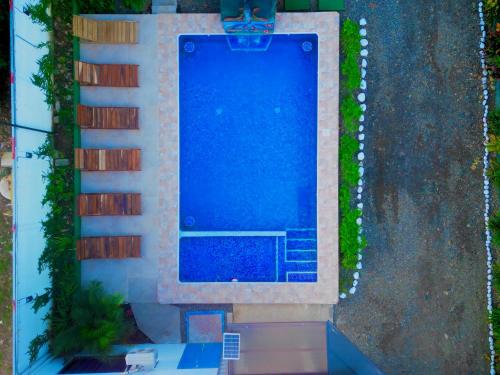 an overhead view of a swimming pool in a yard at Villas Mapache del Caribe in Puerto Viejo