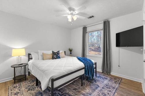 um quarto com uma cama e uma televisão de ecrã plano em The Chestle House - Updated Ranch with 3 King Beds 