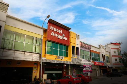 セリ・イスカンダルにあるAnggun Hotelの建物脇のホテルアマゾン看板
