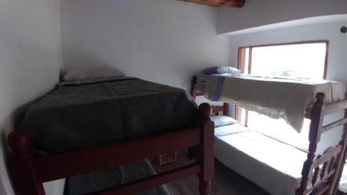 Tempat tidur susun dalam kamar di Hospedaje Puntos Cardinales