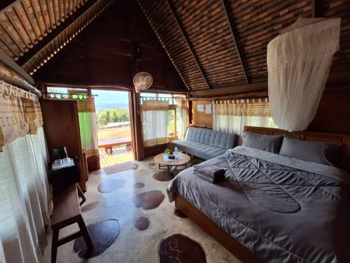- une chambre avec un lit et un canapé dans l'établissement Pai Chao Kha, à Pai
