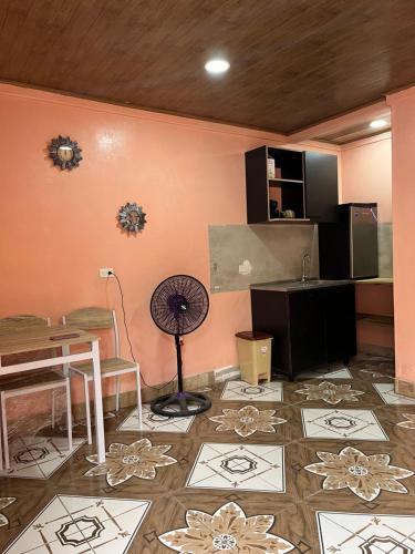 Habitación con mesa y ventilador en el suelo en Hostal Camping La Y Griega, en Bocas Town