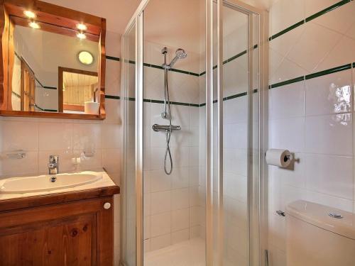 une salle de bain avec douche et lavabo dans l'établissement Duplex 3 chambres avec piscine, fitness et parking couvert - FR-1-455-243, à Aime La Plagne