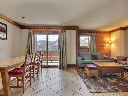 un salon avec une table et un canapé dans l'établissement Duplex 3 chambres avec piscine, fitness et parking couvert - FR-1-455-243, à Aime La Plagne