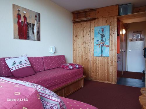 - un salon avec un canapé violet dans l'établissement Studio 2 pers au cœur des Arcs 1800, proche pistes et commerces, animaux admis - FR-1-411-921, à Bourg-Saint-Maurice